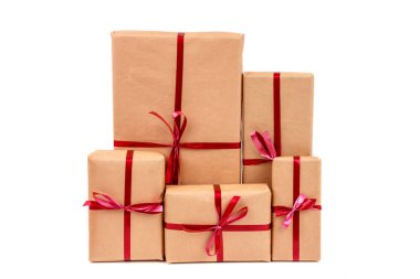 Kırmızı kurdeleler izole edilmiş Hediye Kutuları El Sanatları Paket Kağıdı