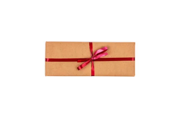 Cajas de regalo en papel de embalaje artesanal con cintas rojas aisladas —  Fotos de Stock