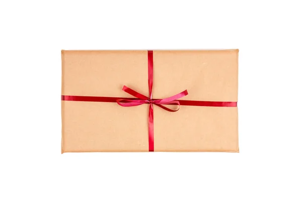 Cajas de regalo en papel de embalaje artesanal con cintas rojas aisladas Imagen de archivo
