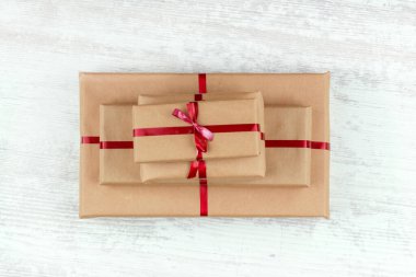 Kırmızı kurdeleli Hediye Kutuları Paket Kağıdı Yığını