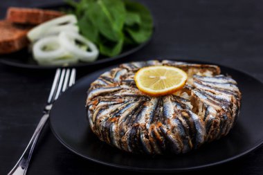 Hamsi ançüez balıklı Pilaf. Geleneksel Türk yemekleri - Kapama Pilav - siyah ahşap masa üzerinde.