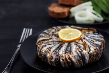 Hamsi ançüez balıklı Pilaf. Geleneksel Türk yemekleri - Kapama Pilav - siyah ahşap masa üzerinde.