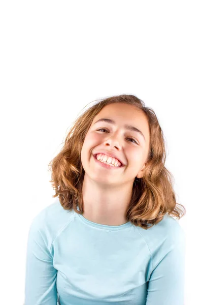 Muito bonito rindo adolescente menina com cabelo encaracolado isolado — Fotografia de Stock