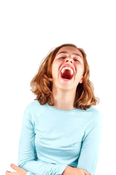 Rapariga bonita com cabelo encaracolado risadas loucas com boca aberta. Adolescente feliz, isolado — Fotografia de Stock