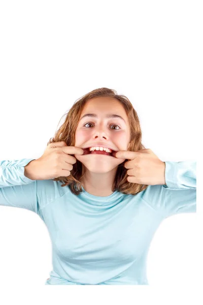 Cute nastolatek dziewczyna z śmieszne wyraz twarzy patrząc na aparat fotograficzny, odizolowany. Kwietniowy dzień głupca — Zdjęcie stockowe