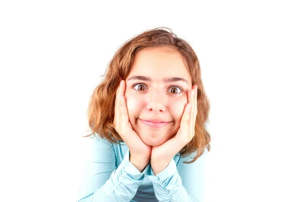 Cute nastolatek dziewczyna z śmieszne wyraz twarzy patrząc do kamery, izolowane — Zdjęcie stockowe