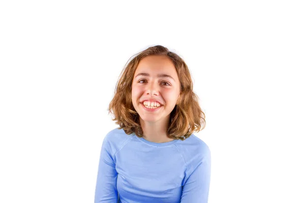 Довольно милая смеющаяся девочка-подросток в классической синей футболке, изолированная — стоковое фото