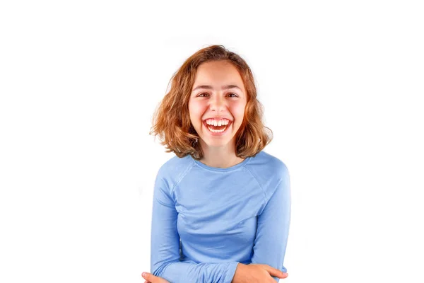 Abbastanza carino ridere adolescente ragazza in classico blu t-shirt, isolato — Foto Stock