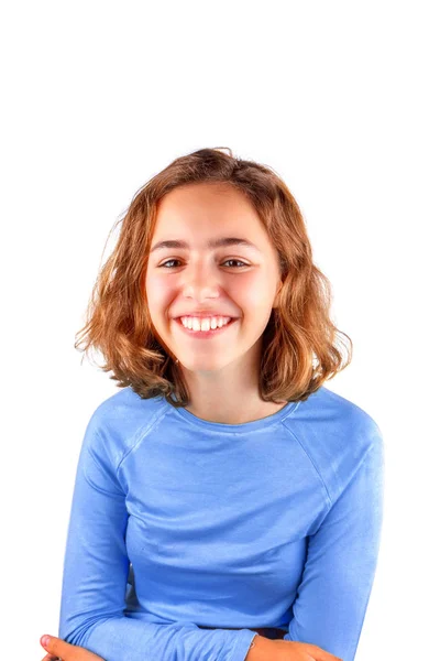 Довольно милая смеющаяся девочка-подросток в классической синей футболке, изолированная — стоковое фото