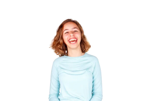 Belle jeune fille aux cheveux bouclés fou rit avec la bouche ouverte. Adolescent heureux, isolé — Photo