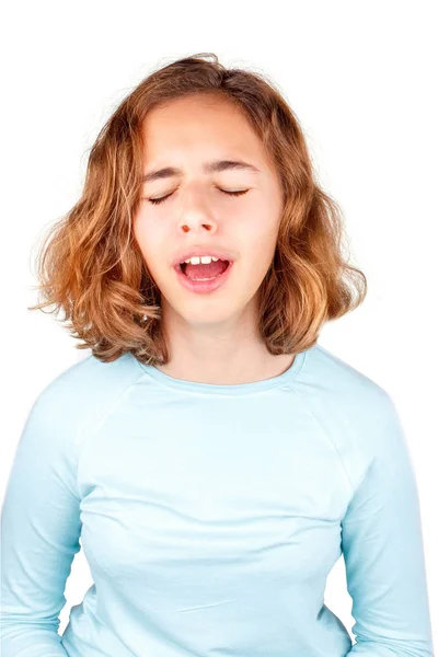 Beautiful young girl with curly hair sings with open mouth. Yawning girl, isolated — ストック写真