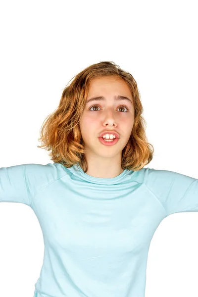 Χαριτωμένο κορίτσι έφηβος με αστεία έκφραση πρόσωπο ψάχνει στην κάμερα, — Φωτογραφία Αρχείου