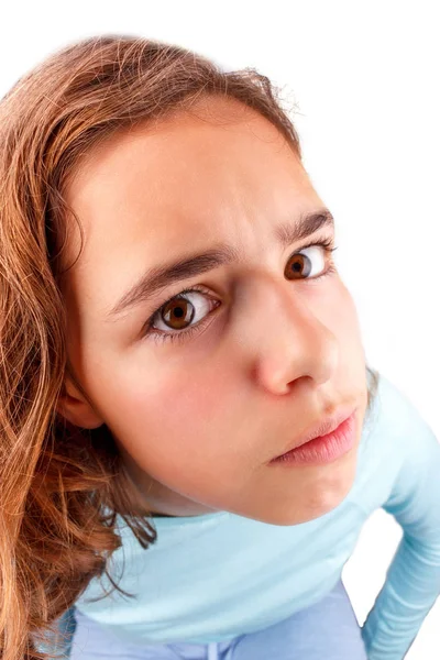 Nettes Teenager-Mädchen mit lustigem Gesichtsausdruck, das isoliert in die Kamera blickt. Aprilscherz — Stockfoto