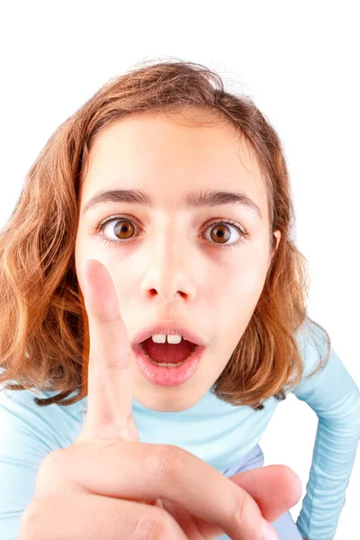Teenie-Mädchen erzählt etwas, indem sie den Zeigefinger hebt. Emotionales Mädchen isoliert — Stockfoto