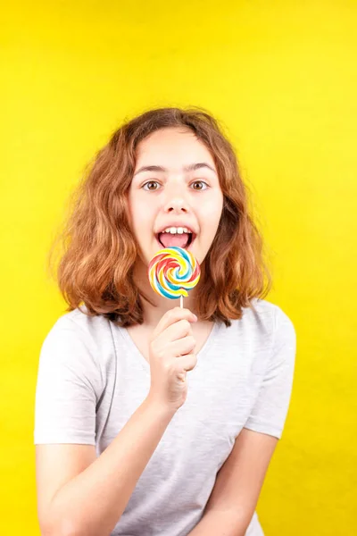 Девочка Подросток Лижет Разноцветный Круглый Леденец — стоковое фото