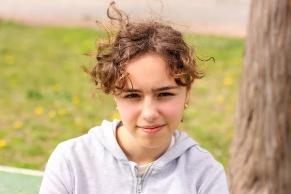 Egy Nyugodt Göndör Tinédzser Lány Portréja Parkban — Stock Fotó