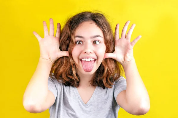 Słodkie Nastolatek Dziewczyna Śmieszne Twarz Uśmiecha Się Duży Oczy Aparatu — Zdjęcie stockowe