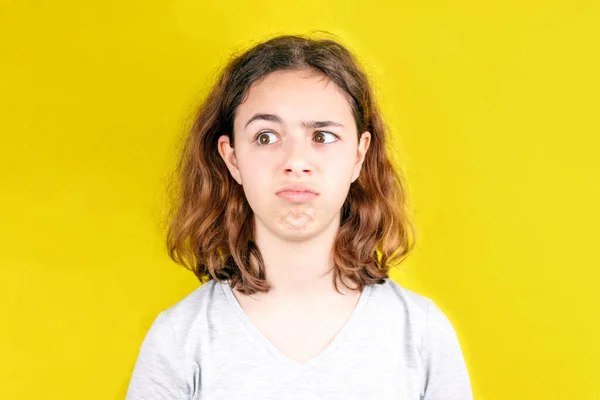Nettes Lockiges Teenager Mädchen Mit Einem Lustigen Gesicht Überraschung Und — Stockfoto