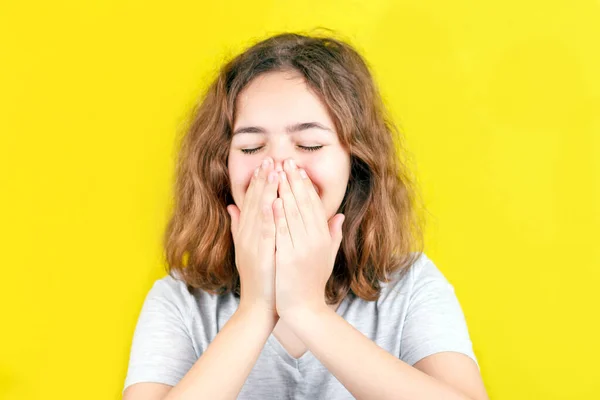 Retrato Divertida Adolescente Rizada Riendo Cerrando Cara Con Las Manos —  Fotos de Stock