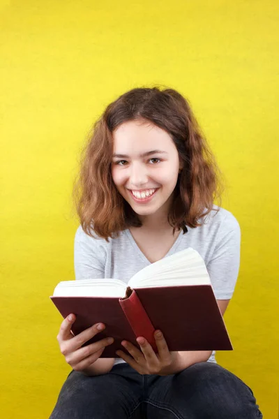 Krullend Mooi Meisje Leest Grappig Boek Lacht — Stockfoto