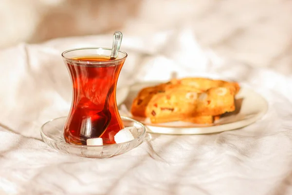 Śniadanie Łóżka Turecka Herbata Tradycyjnym Szkle Ciastkach — Zdjęcie stockowe