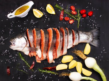 Çiğ somon bifteği. Baharatlı taze balık, domates, soğan, limon, patates ve zeytinyağı..