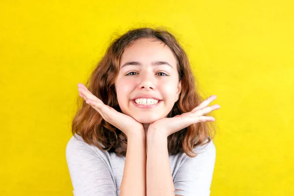 Мила Дівчина Підліток Смішним Обличчям Посміхається Великими Очима Долоні Щоках — стокове фото