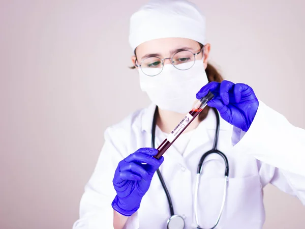 Solunum Maskeli Hemşire Koronavirüs Için Kan Testi Sonucunu Içeren Tüpü — Stok fotoğraf