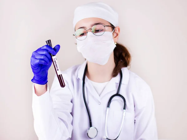 Enfermera Con Máscara Respiratoria Que Sostiene Tubo Con Resultado Análisis —  Fotos de Stock