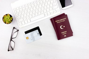 İnternetten otel ve uçak bileti rezervasyonu. Coronavirüs 'ten sonraki yaşam. Seyahat turu. Pasaportlu, uçaklı ve paralı Flatlay