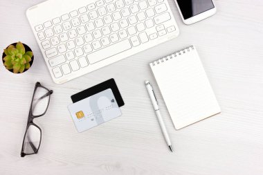 İnternetten alışveriş. Beyaz klavye, kredi kartı, gözlük ve defter ile düz çizgi