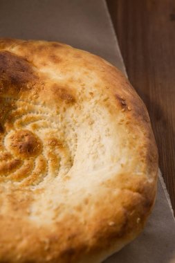 Beyaz zemin üzerinde izole taze ekmek, üst görünüm