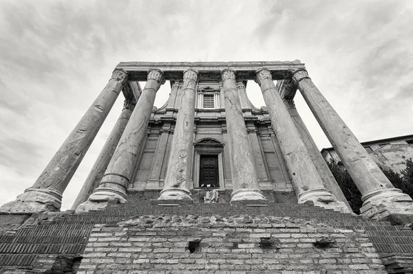 安东尼努斯和福斯汀娜神庙是罗马的一座古罗马神庙 它座落在罗马论坛上 座落在圣经上 意大利罗马 — 图库照片