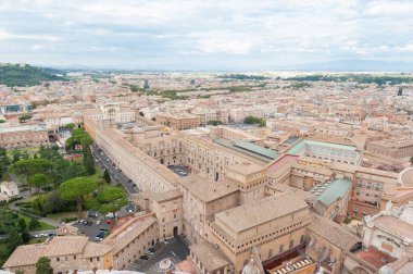Vatikan Şehir Devleti - 08 Ekim 2018: Aziz Petrus Bazilikası 'nın Kubbesi' nden (Roma, İtalya) St. Peter Meydanı 'nın (Piazza San Pietro Meydanı) havadan görünüşü