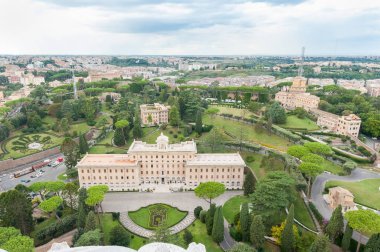 Vatikan Şehir Devleti - 08 Ekim 2018: Vatikan Bahçelerindeki Valilik Sarayı 'nın St. Peter Bazilikası' ndan (Papalık Basilikası) havadan görünüşü, Roma, İtalya