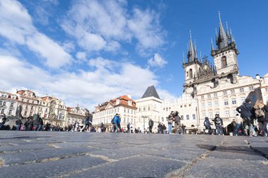 PRAGUE - 06 Ekim 2017: Prag 'daki eski kasaba meydanı, Çek Cumhuriyeti Bakire Meryem Katedrali