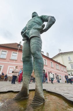 PRAG - 07. Ekim 2017: Heykel David Cerny, Çek Cumhuriyeti 'nin Prag kentindeki yazar Franz Kafka' nın popüler müzesinin yanında iki yetişkin adamla suya işeyen turistik bir şelale