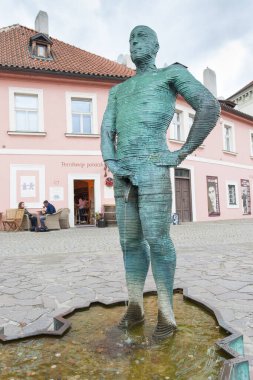 PRAG - 05. Ekim 2017: Heykel David Cerny, Çek Cumhuriyeti 'nin Prag kentindeki yazar Franz Kafka' nın popüler müzesinin yanında iki yetişkin adamla suya işeyen turistik bir şelale