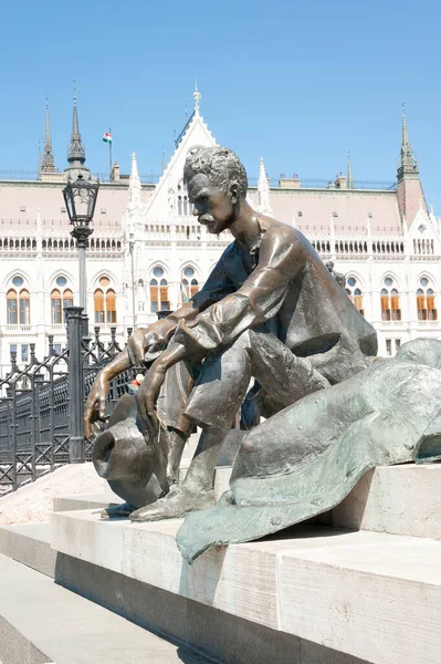 ハンガリー ブダペスト 2020年4月20日 ハンガリーの有名な詩人であるAttila Jozsefの像は ハンガリーのブダペストにあるKossuth Squareにあります — ストック写真