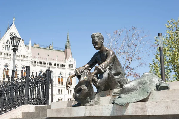 Boedapest Hongarije April 2020 Het Standbeeld Van Attila Jozsef Beroemde — Stockfoto