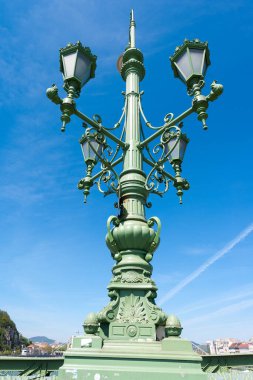 BUDAPEST, HUNGARY - 16 Nisan 2020: Budapeşte, Macaristan 'daki Özgürlük Köprüsü' nün Detayları, Buda ve Pest 'i Tuna Nehri üzerinden birbirine bağlıyor.