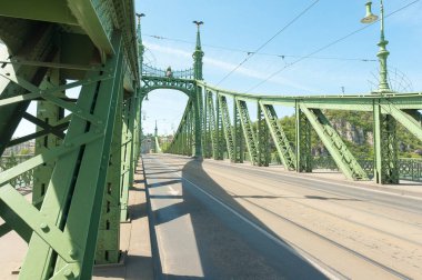 BUDAPEST, HUNGARY - 16 Nisan 2020: Budapeşte, Macaristan 'daki Özgürlük Köprüsü, Buda ve Pest' i Tuna Nehri üzerinden birbirine bağlıyor.