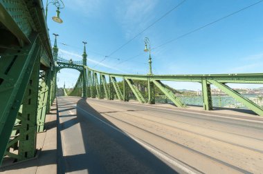 BUDAPEST, HUNGARY - 16 Nisan 2020: Budapeşte, Macaristan 'daki Özgürlük Köprüsü, Buda ve Pest' i Tuna Nehri üzerinden birbirine bağlıyor.