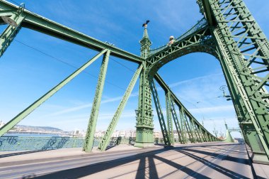BUDAPEST, HUNGARY - 16 Nisan 2020: Budapeşte, Macaristan 'daki Özgürlük Köprüsü, Buda ve Pest' i Tuna Nehri üzerinden birbirine bağlıyor.