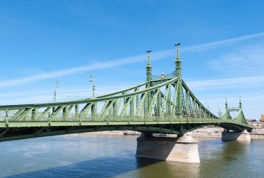 BUDAPEST, HUNGARY - 16 Nisan 2020: Budapeşte, Macaristan 'daki Özgürlük Köprüsü, Buda ve Pest' i Tuna Nehri üzerinden birbirine bağlıyor.