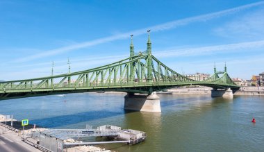 BUDAPEST, HUNGARY - 16 Nisan 2020: Budapeşte, Macaristan 'daki Özgürlük Köprüsü, Buda ve Pest' i Tuna Nehri üzerinden birbirine bağlıyor.