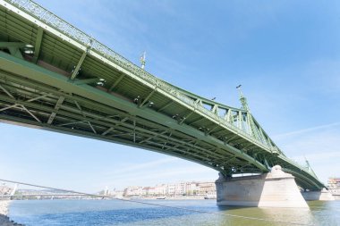 BUDAPEST, HUNGARY - 16 Nisan 2020: Budapeşte, Macaristan 'daki Özgürlük Köprüsü, Buda ve Pest' i Tuna Nehri üzerinden birbirine bağlıyor.