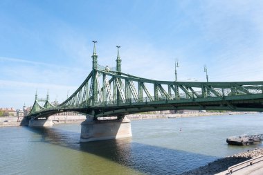 BUDAPEST, HUNGARY - 16 Nisan 2020: Budapeşte, Macaristan 'daki Özgürlük Köprüsü, Buda ve Pest' i Tuna Nehri üzerinden birbirine bağlıyor.