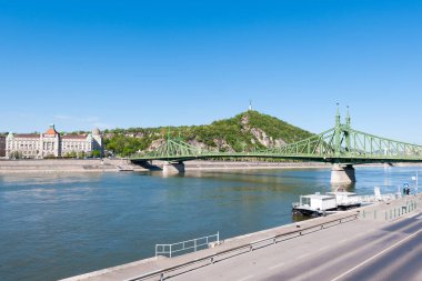 BUDAPEST, HUNGARY - 20 Nisan 2020: Budapeşte, Macaristan 'daki Özgürlük Köprüsü, Buda ve Pest' i Tuna Nehri üzerinden birbirine bağlıyor.