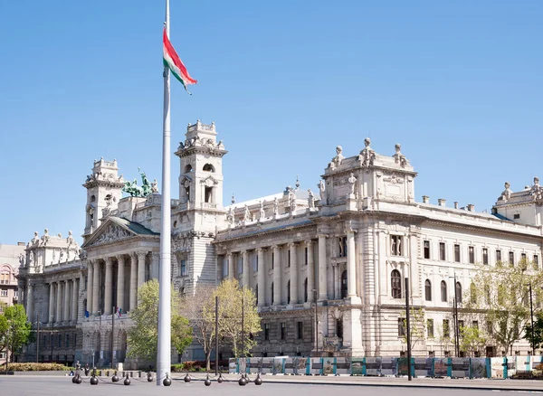 Budapeşte Macaristan Nisan 2020 Kossuth Meydanı Ndan Ulusal Macar Bayrağıyla — Stok fotoğraf